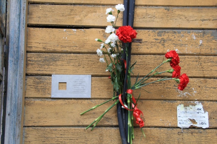 Имя репрессированного слесаря-сантехника Игнатия Безсонова увековечили маленькой табличкой на стене старого дома