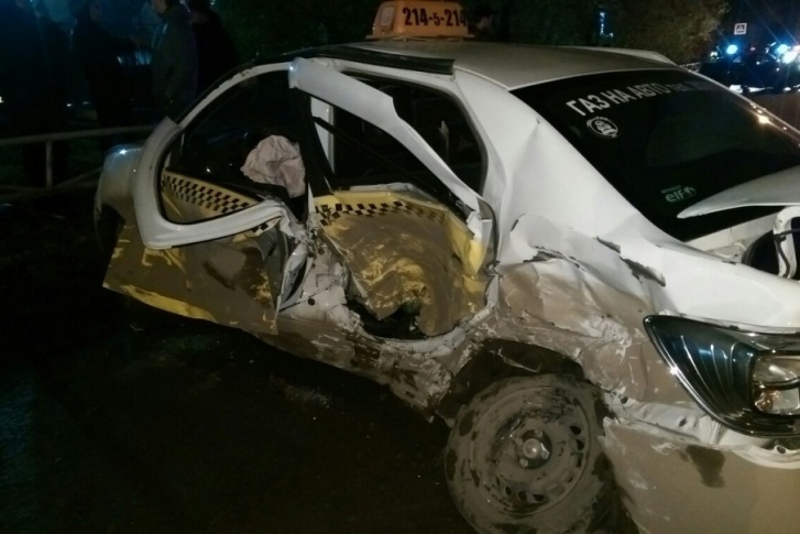 ВАЗ-2110 врезался в автомобиль такси ВАЗ-2110 врезался в автомобиль такси