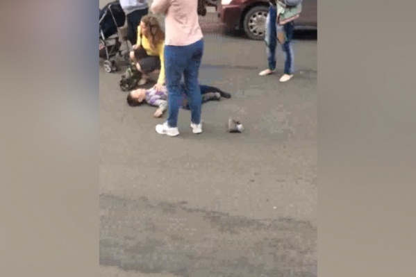 Ребёнок переходил дорогу по зебре Ребёнок переходил дорогу по зебре