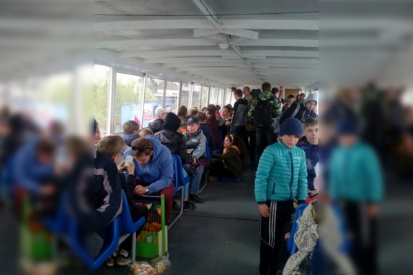 На теплоходе находятся более 260 человек, ожидающих, когда они смогут уплыть на другой берег На теплоходе находятся более 260 человек, ожидающих, когда они смогут уплыть на другой берег