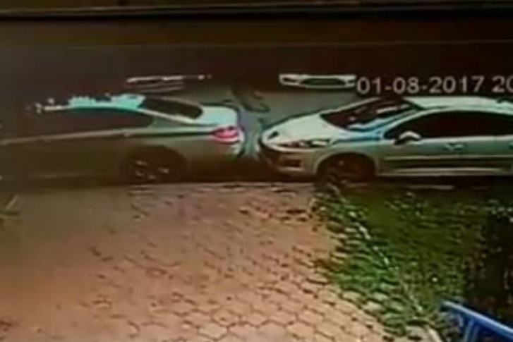 Случай на парковке попал на камеру наружного наблюдения Случай на парковке попал на камеру наружного наблюдения