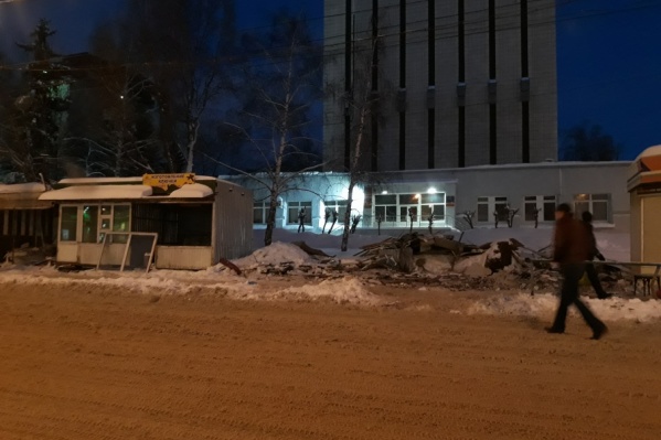 В киосках торговали продуктами, а также ремонтировали обувь и делали ключи В киосках торговали продуктами, а также ремонтировали обувь и делали ключи