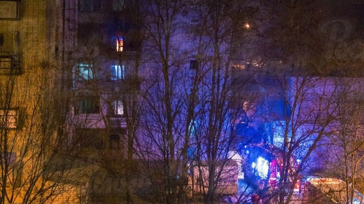 Люди выбегали в пижамах, женщина просила спасти ребенка: в Ростове горела девятиэтажка