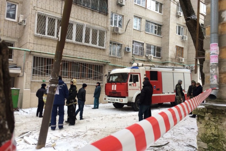 Место происшествия по-прежнему оцеплено Место происшествия по-прежнему оцеплено