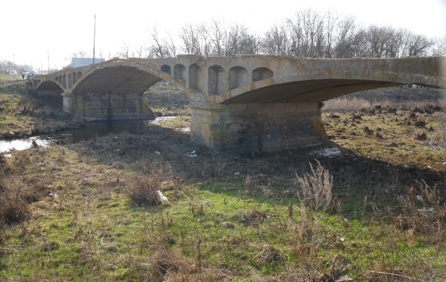 Жители поселка Дубравного Ростовской области требуют спасти столетние мост и храм