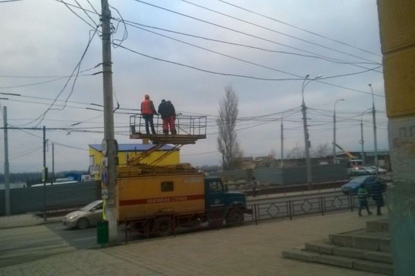 Рабочие подводят сети для нового маршрута троллейбуса Рабочие подводят сети для нового маршрута троллейбуса