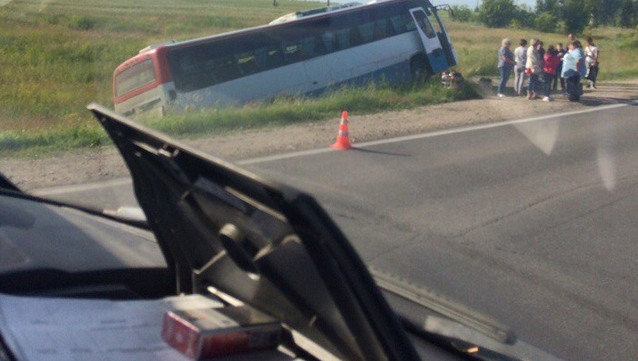 На трассе под Тольятти пассажирский автобус вылетел в кювет