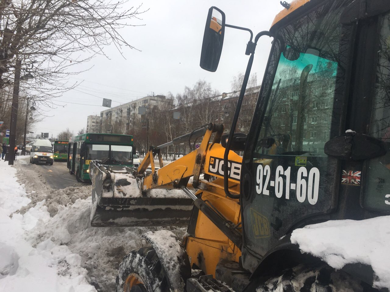 Большое количество снегоубророчной техники может затруднить проезд автомобилям и автобусам Большое количество снегоубророчной техники может затруднить проезд автомобилям и автобусам