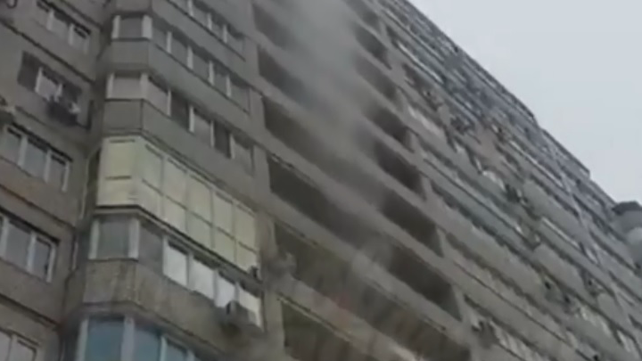 В Ростове на Извилистой из-за сорванного крана с крыши многоэтажки полился кипяток