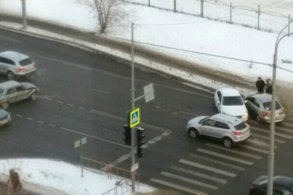 Авария с участием трёх машин произошла в субботу около 11 часов Авария с участием трёх машин произошла в субботу около 11 часов