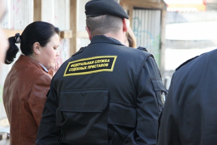 Приставы передали ребенка матери Приставы передали ребенка матери