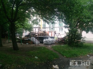 Если раскачаться на качелях, можно удариться о мешки со строительным мусором.
Если раскачаться на качелях, можно удариться о мешки со строительным мусором.