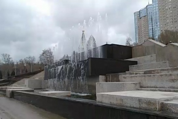Вода скатывается по гранитным чашам комплекса Вода скатывается по гранитным чашам комплекса