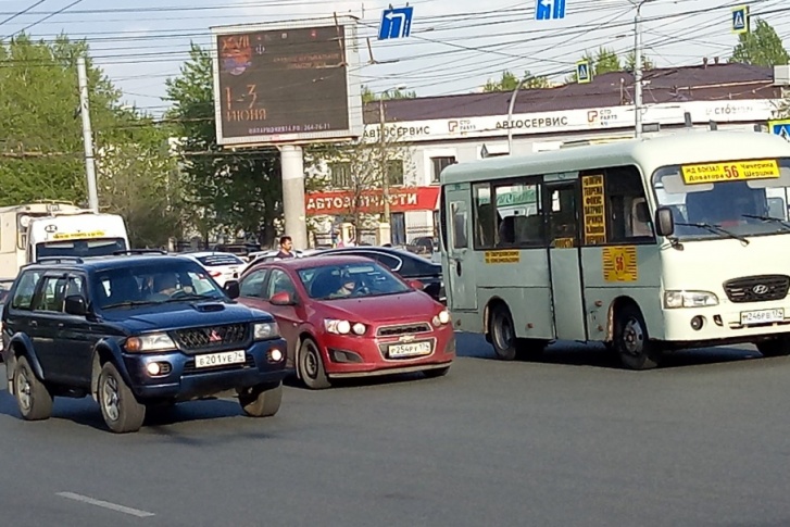 Две маршрутки не поделили дорогу Две маршрутки не поделили дорогу
