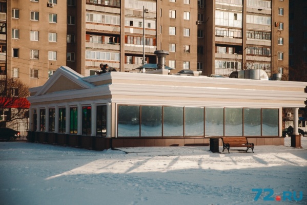 Наружная часть паркинга специально сделана под стать зданию драмтеатра: чтобы всё выглядело гармонично Наружная часть паркинга специально сделана под стать зданию драмтеатра: чтобы всё выглядело гармонично