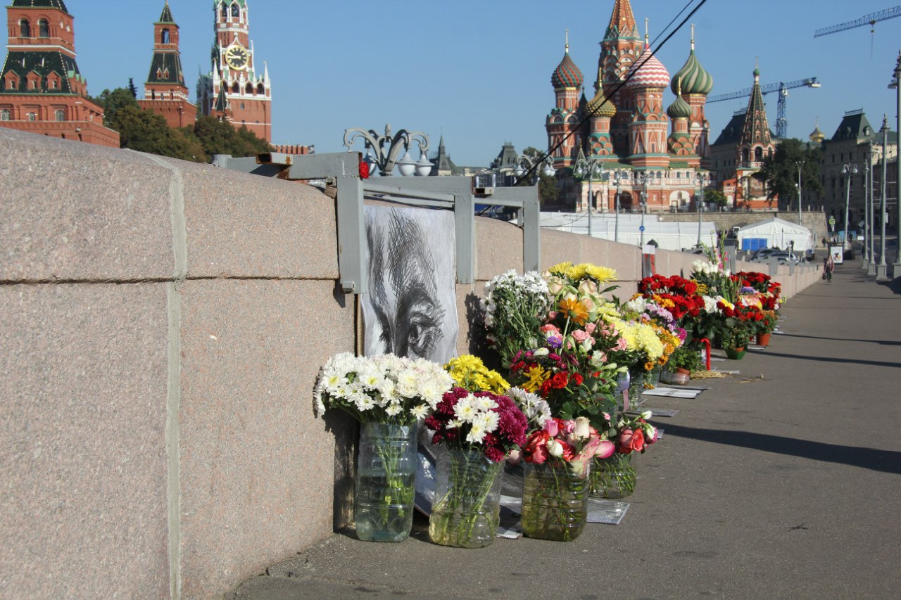 Так выглядел Большой Москворецкий мосту в Москве в годовщину убийства