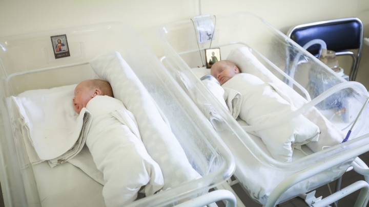 Число рожденных вне брака малышей в России уменьшилось