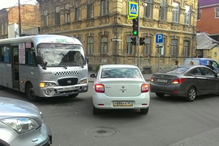 Авария спровоцировала пробку Авария спровоцировала пробку