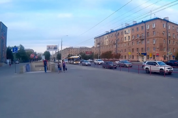 Активисты предлагают поставить новый павильон напротив театра Активисты предлагают поставить новый павильон напротив театра