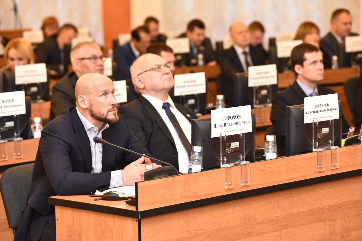 Хоккеист Илья Горохов среди депутатов, слушает проект бюджета от мэрии Хоккеист Илья Горохов среди депутатов, слушает проект бюджета от мэрии