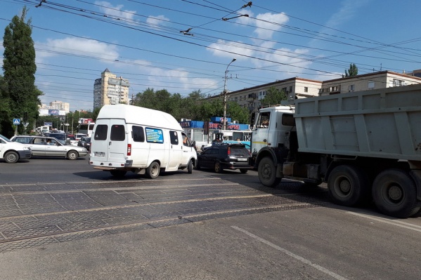 Отключение светофоров привело к транспортному коллапсу Отключение светофоров привело к транспортному коллапсу