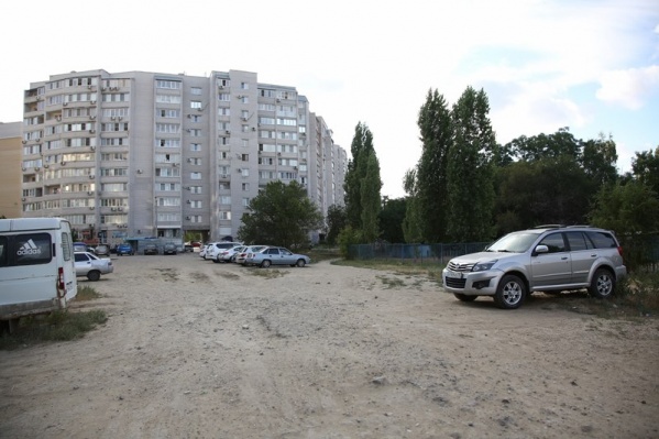 Много лет на пустыре была стихийная автостоянка Много лет на пустыре была стихийная автостоянка