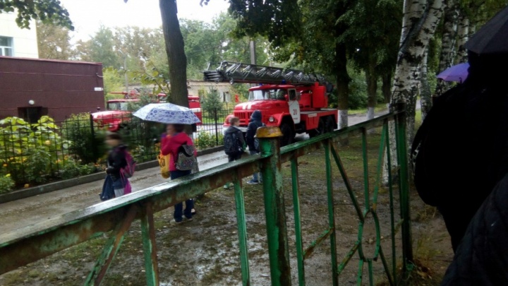 «Было страшно, первоклашки плакали»: в посёлке Константиновский загорелась школа