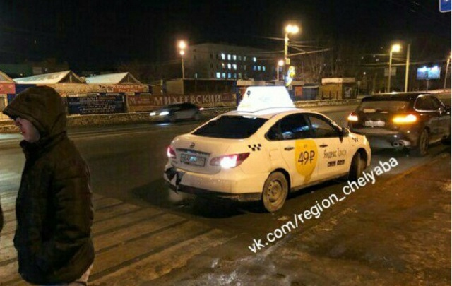 В Челябинске пьяный таксист с клиенткой в салоне учинил две аварии