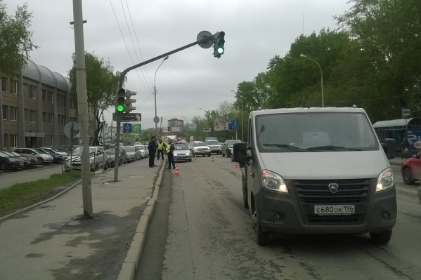 Пожилой мужчина решил сэкономить полминуты, а в итоге оказался в больнице.
Пожилой мужчина решил сэкономить полминуты, а в итоге оказался в больнице.
