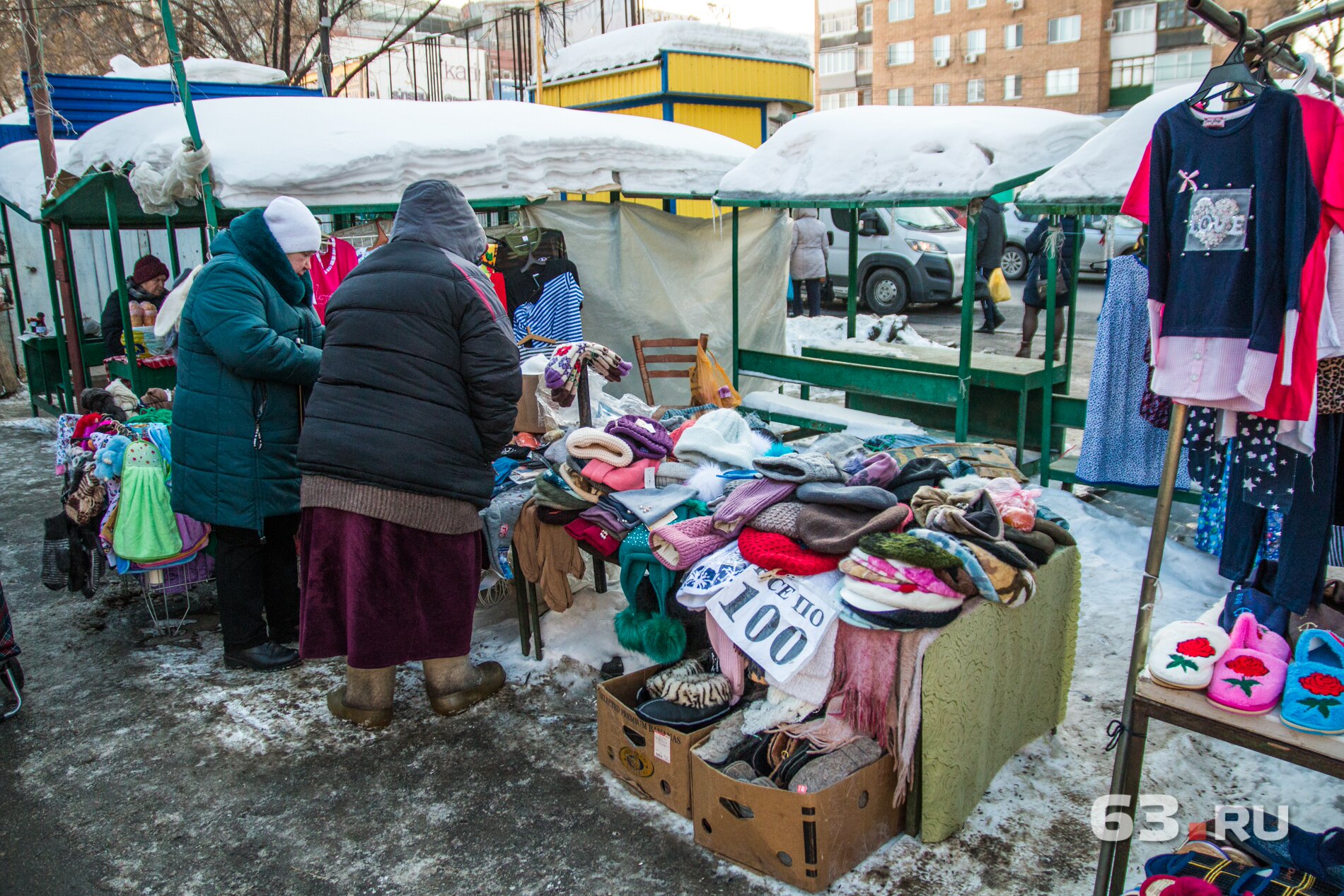 Несмотря на протесты, торговля на рынке не прекращалась Несмотря на протесты, торговля на рынке не прекращалась