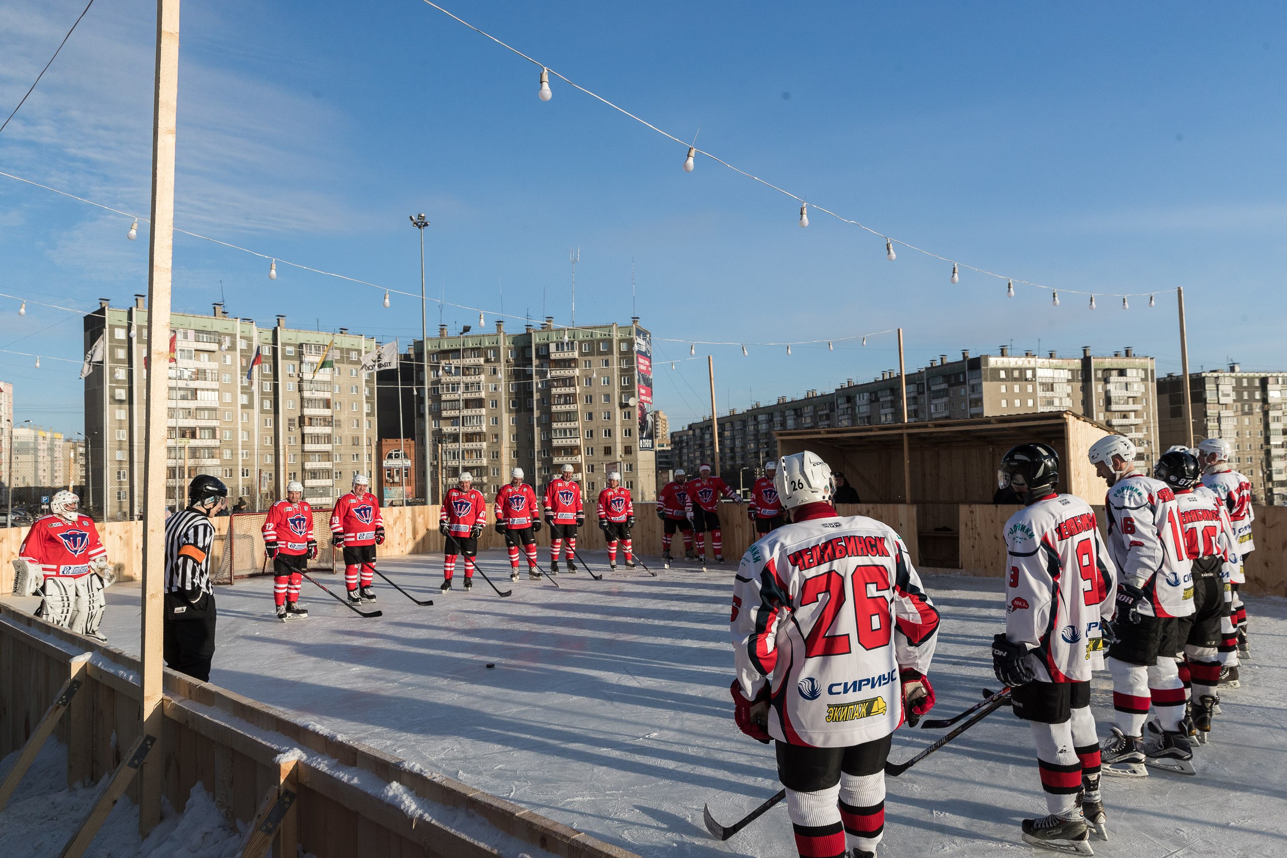 Каток оформили в ретростиле, приуроченном к 70-летию хоккейного клуба Каток оформили в ретростиле, приуроченном к 70-летию хоккейного клуба