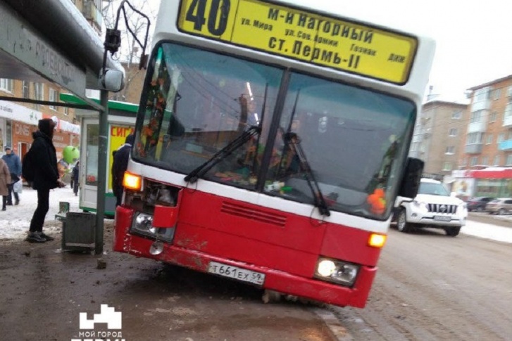 Никто в автобусе не пострадал Никто в автобусе не пострадал