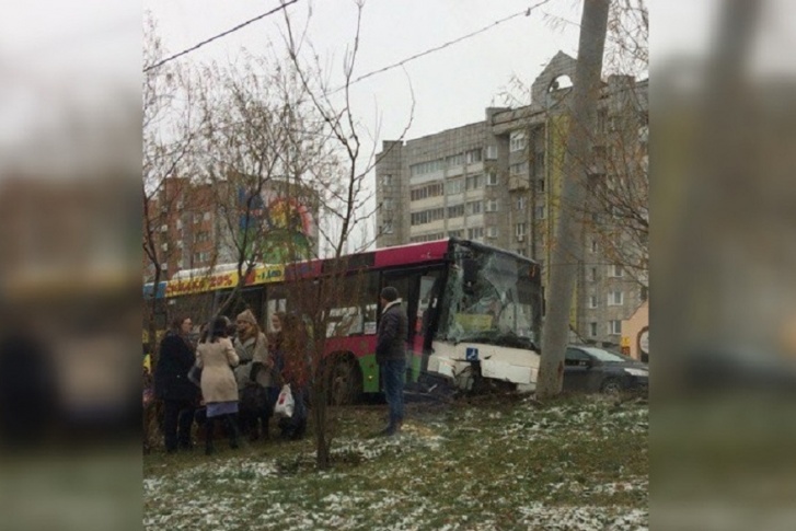 Столкновение автобуса №4 с фонарным столбом произошло днем 25 октября Столкновение автобуса №4 с фонарным столбом произошло днем 25 октября