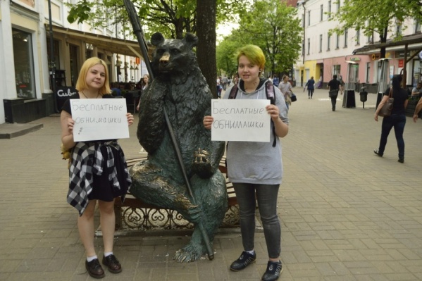 Девушки вышли на улицу Кирова Девушки вышли на улицу Кирова