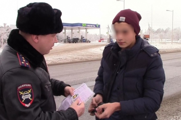 Водитель «семерки» пытался убедить ГАИ, что снег на номере оказался случайно Водитель «семерки» пытался убедить ГАИ, что снег на номере оказался случайно