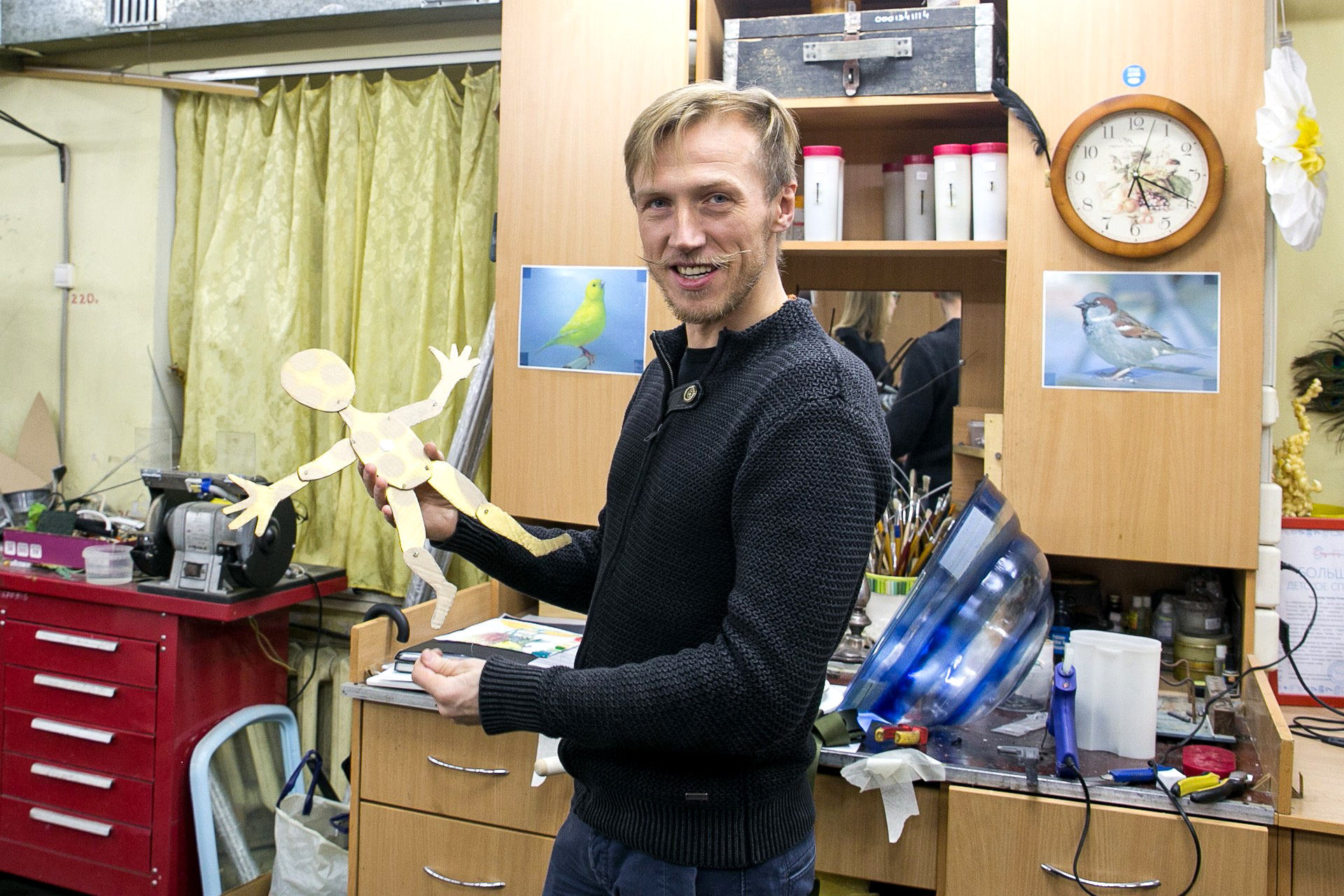 Вячеслав Игнатов с заготовкой для куклы, которая будет в композиции «Золотая рыбка»