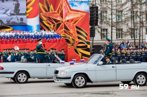 Пермяки отмечают 73-ю годовщину Победы Пермяки отмечают 73-ю годовщину Победы
