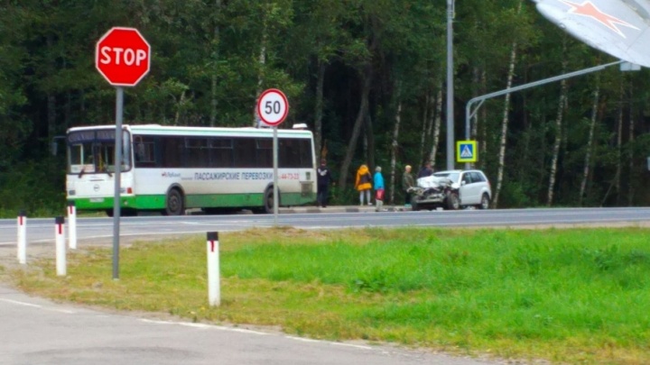 На костромской трассе иномарка влетела в пассажирский автобус: есть пострадавшие