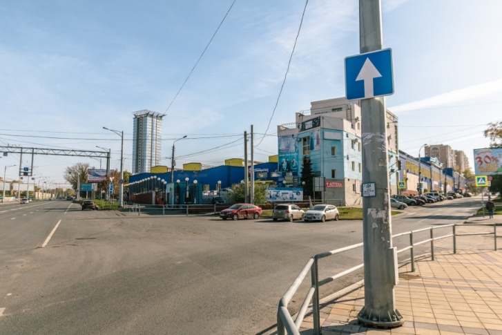 Сейчас на улице действует одностороннее движение Сейчас на улице действует одностороннее движение