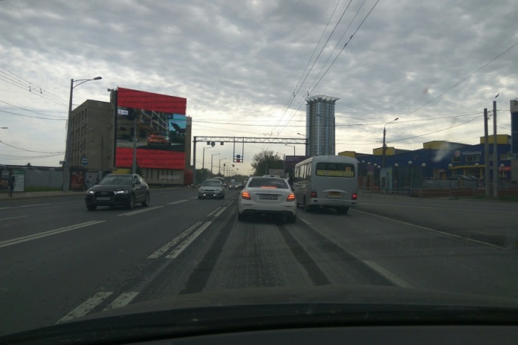 У «Каравана» срезали верхний слой асфальта У «Каравана» срезали верхний слой асфальта