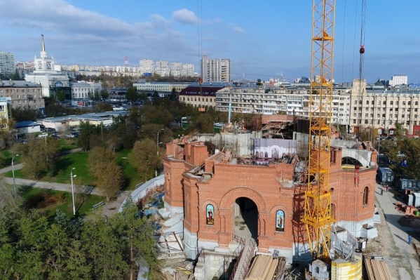 Внутри храм планируют сделать в светлых тонах, а стиль выбрали неовизантийский Внутри храм планируют сделать в светлых тонах, а стиль выбрали неовизантийский