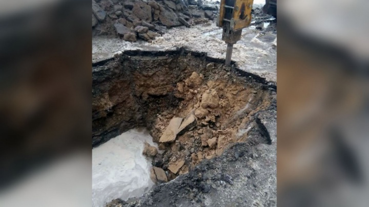 Работники «Водоканала» начали асфальтировать ямы, оставшиеся на дорогах после зимних ремонтов