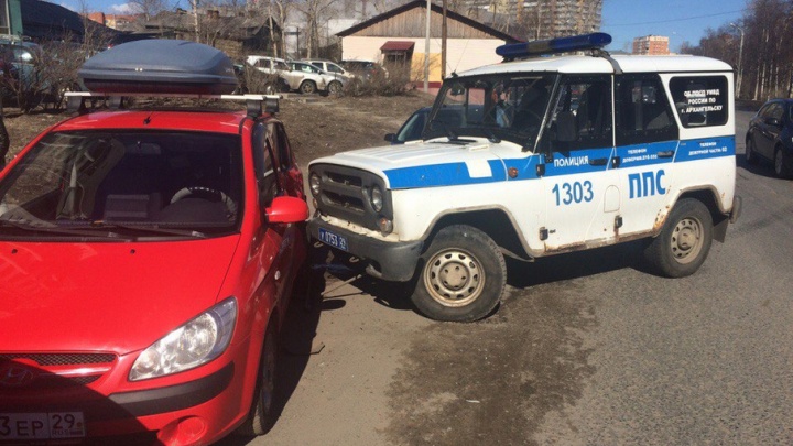 В центре Архангельска патрульная машина ППС врезалась в припаркованный «Хендай»