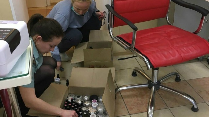 За почти миллионный долг ярославский салон красоты расплатился лаками для ногтей