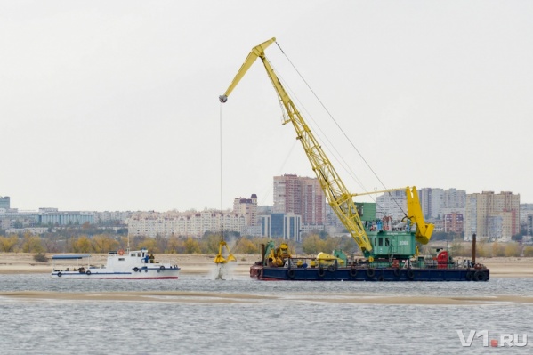 Плавкран убирает наносы песка от затопленного в Сталинградскую битву бронекатера Плавкран убирает наносы песка от затопленного в Сталинградскую битву бронекатера