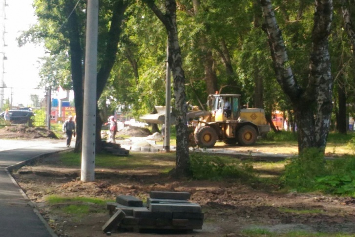 После ремонта пешеходных дорожек в Саду Победы установят детскую площадку и тренажеры