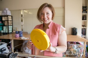 Елена Селькова не нашла, где купить трикотажную пряжу, и стала делать её сама.
Елена Селькова не нашла, где купить трикотажную пряжу, и стала делать её сама.