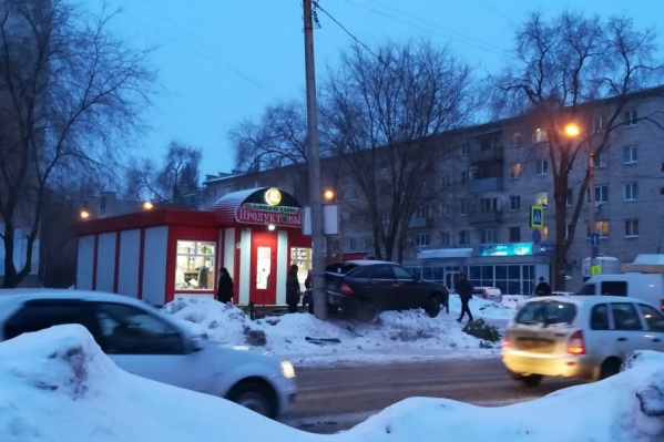 Пешеходы чудом не пострадали Пешеходы чудом не пострадали