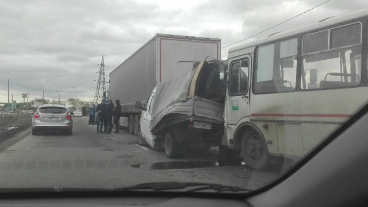 «Газель» зажало между фурой и маршруткой: ДТП спровоцировало затор на выезде из Челябинска