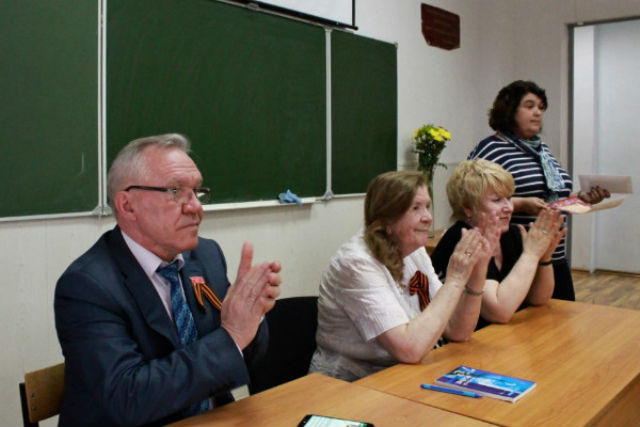 Стипендию студентам вручала вдова ученого Елена Смирнова